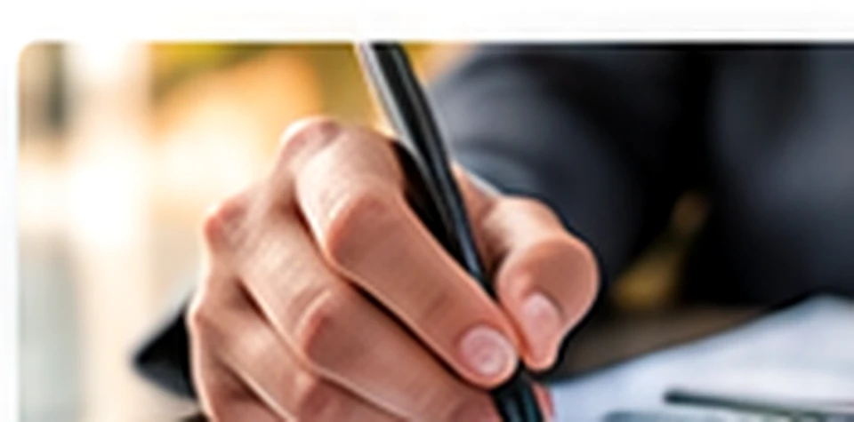 Hand beim Prüfen und Ausfüllen von Beratungsunterlagen